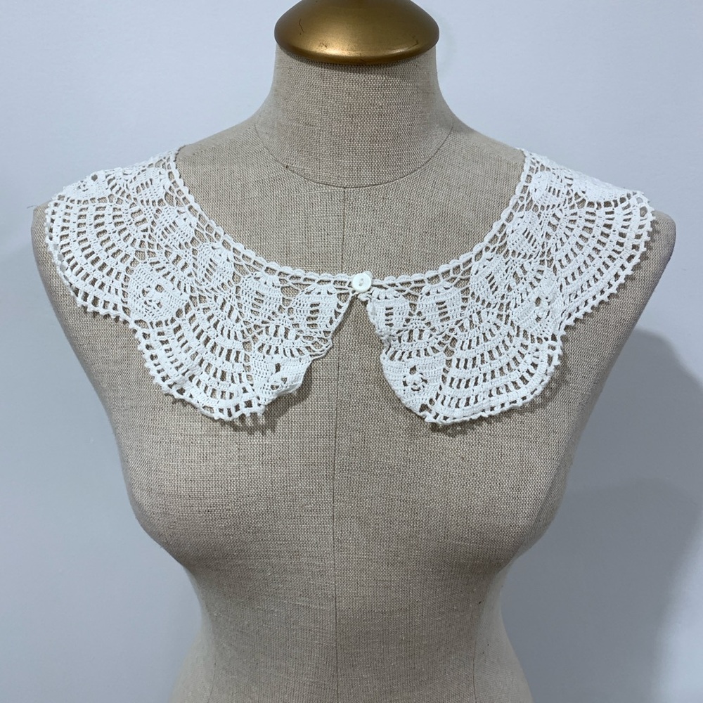 Elegant White Lace Collar